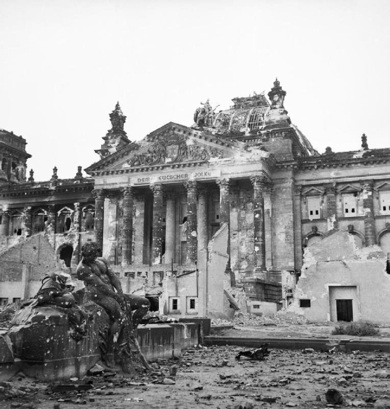 Der zerstörte Reichstag in Berlin in den letzten Tagen des Zweiten Weltkriegs