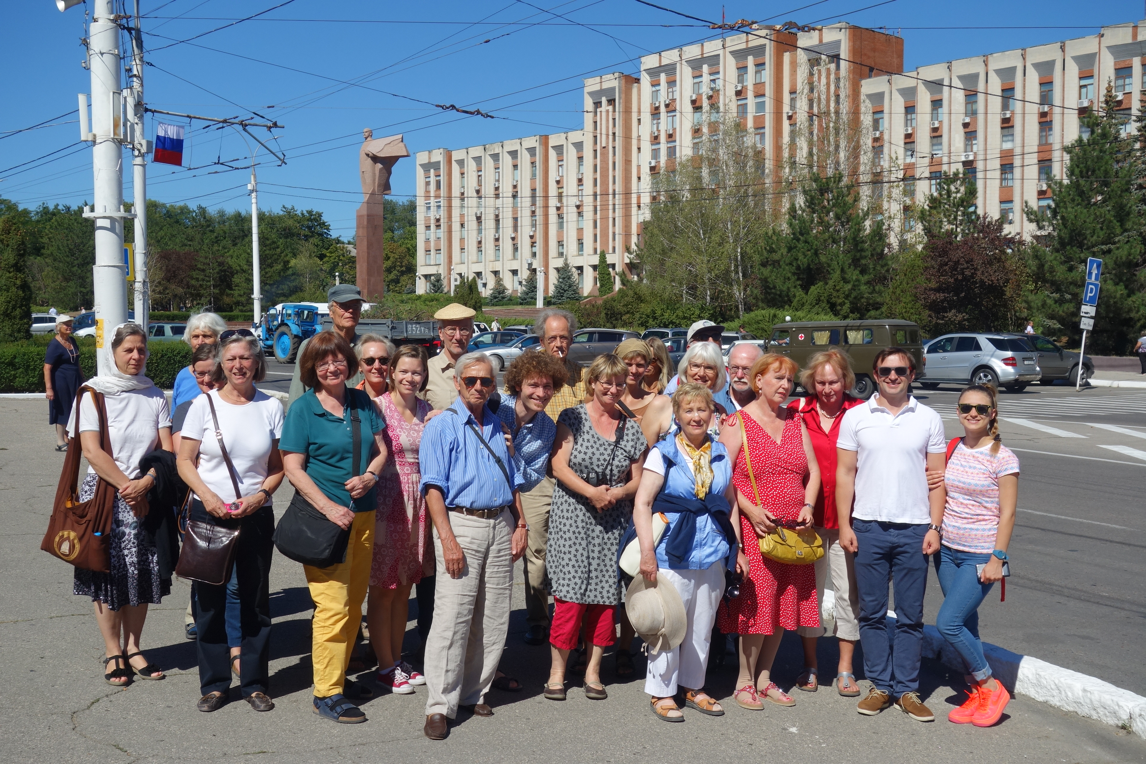 Die Reisegruppe in Tiraspol, für einige ein "sowjetisches Freilichtmuseum" - hier vor einer Lenin-Statue